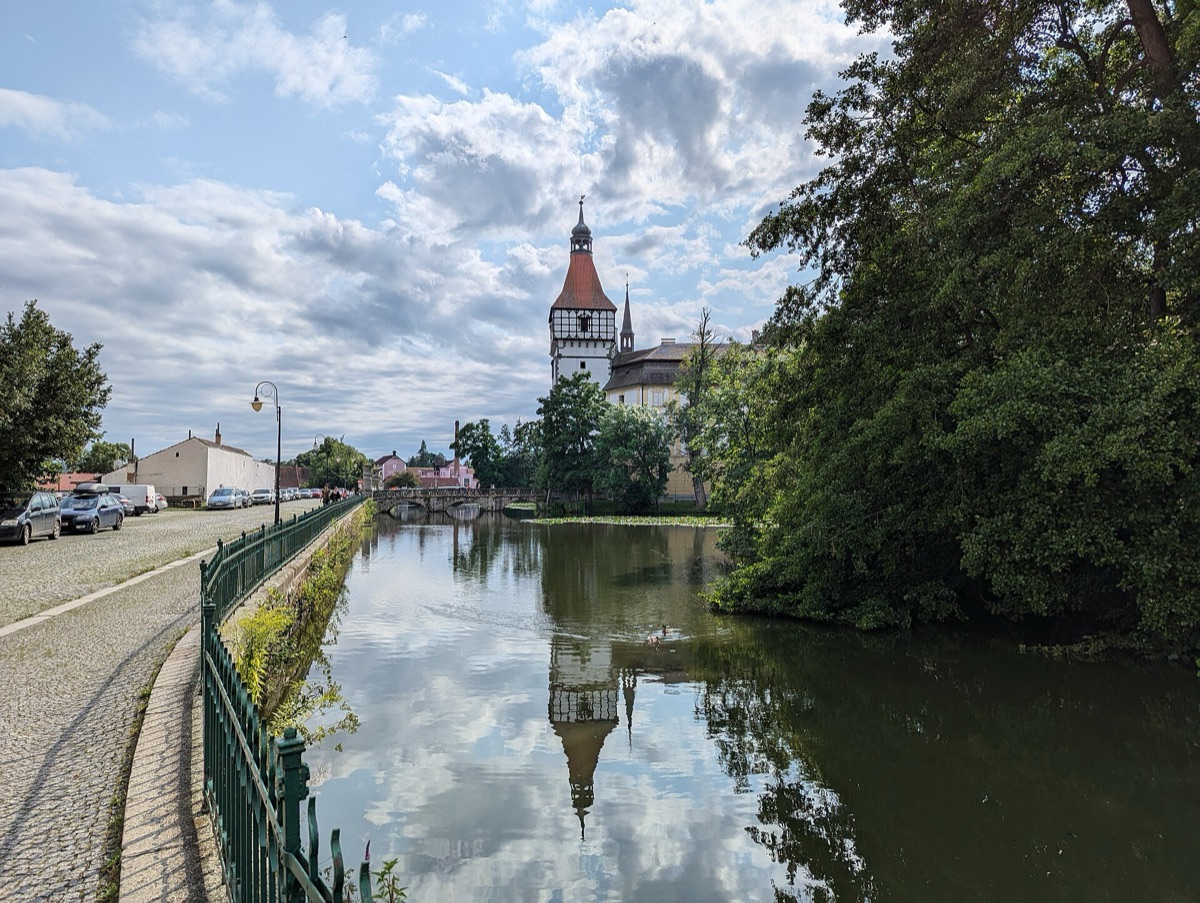 Vodní zámek Blatná obklopený vodním příkopem