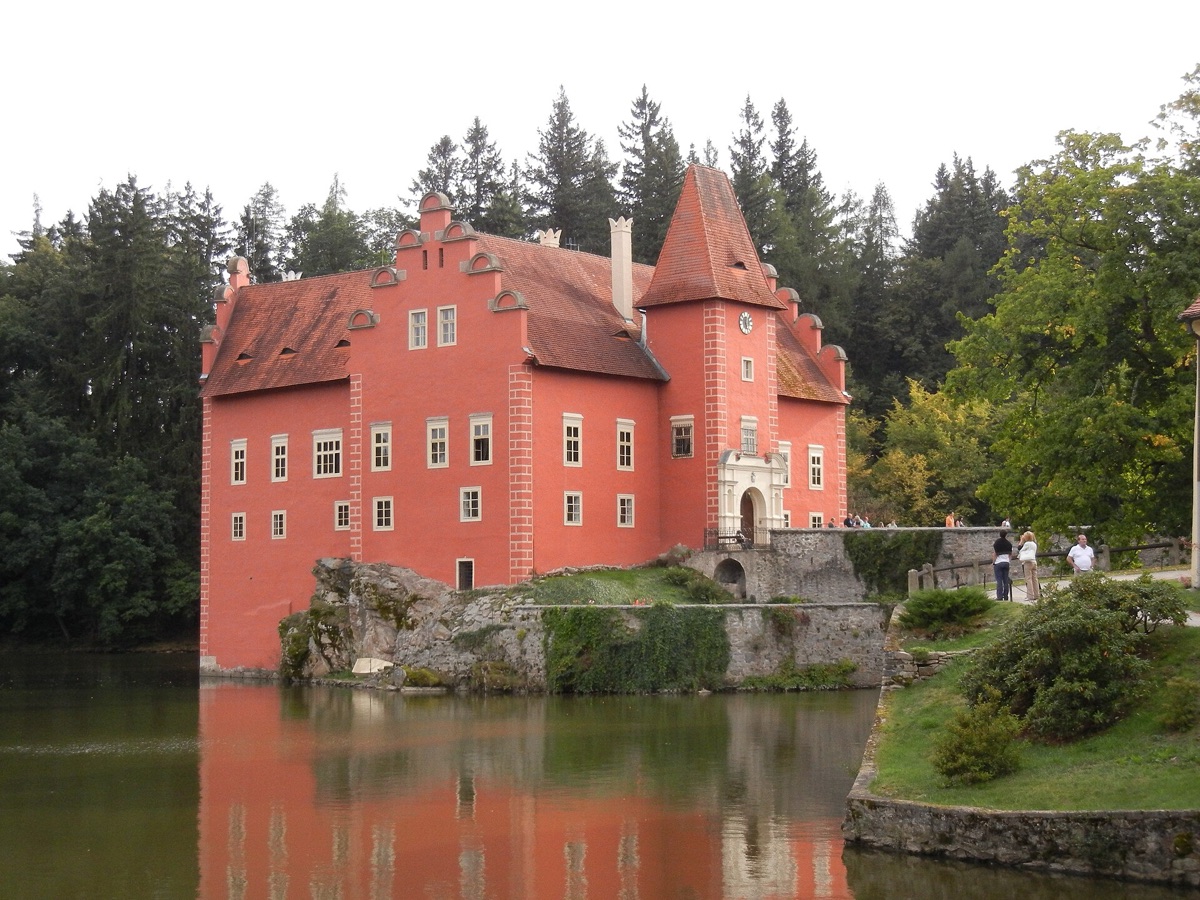 Červený vodní zámek Červená Lhota odrážející se v rybníku