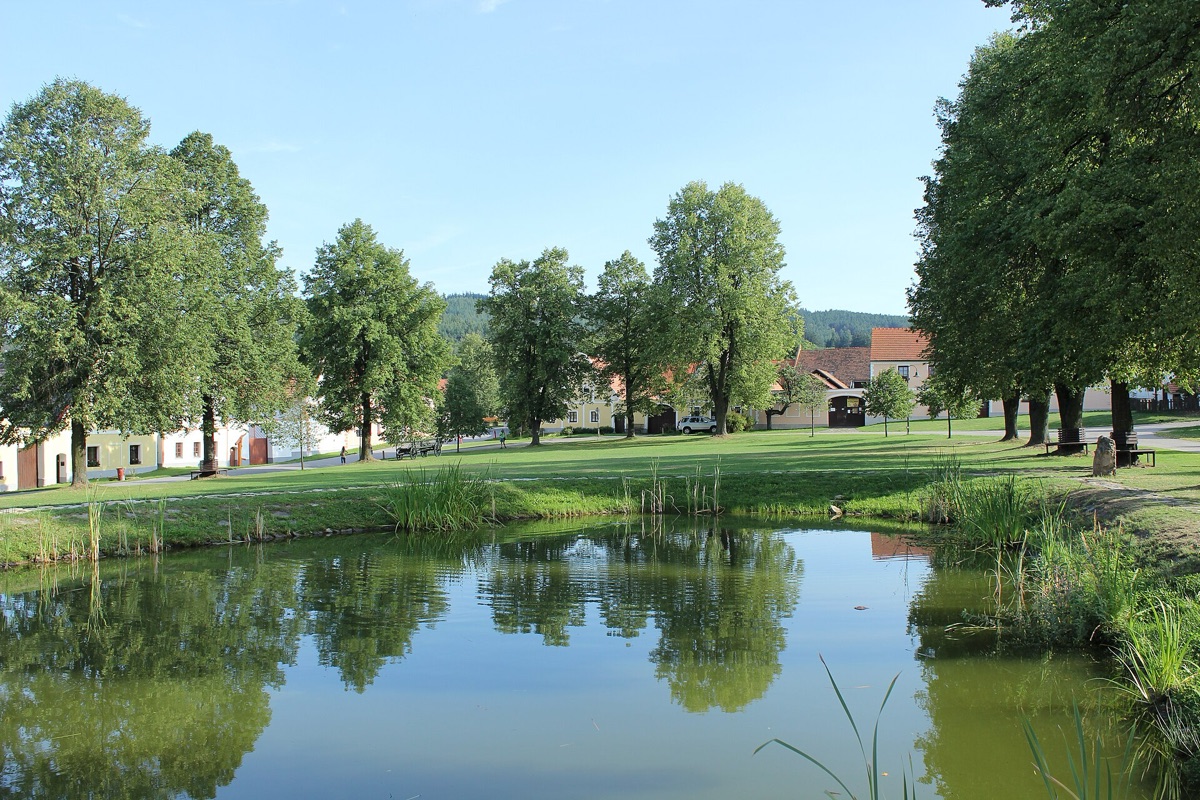 Náves s rybníčkem v Holašovicích na seznamu UNESCO