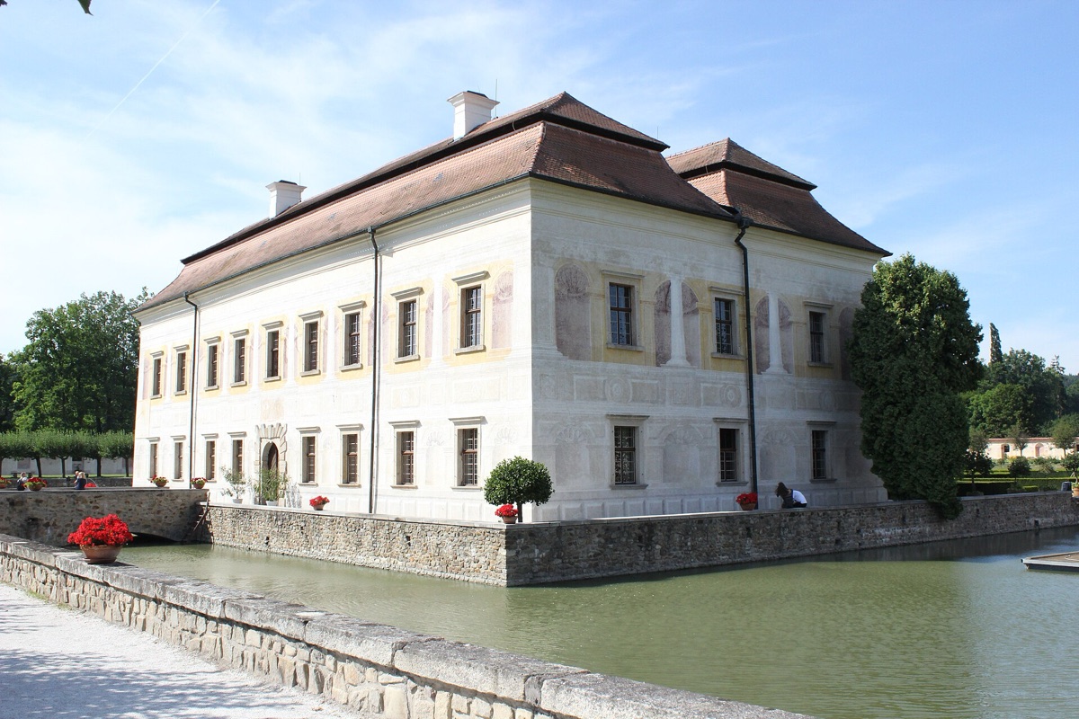 Renesanční letohrádek Kratochvíle s vodním příkopem