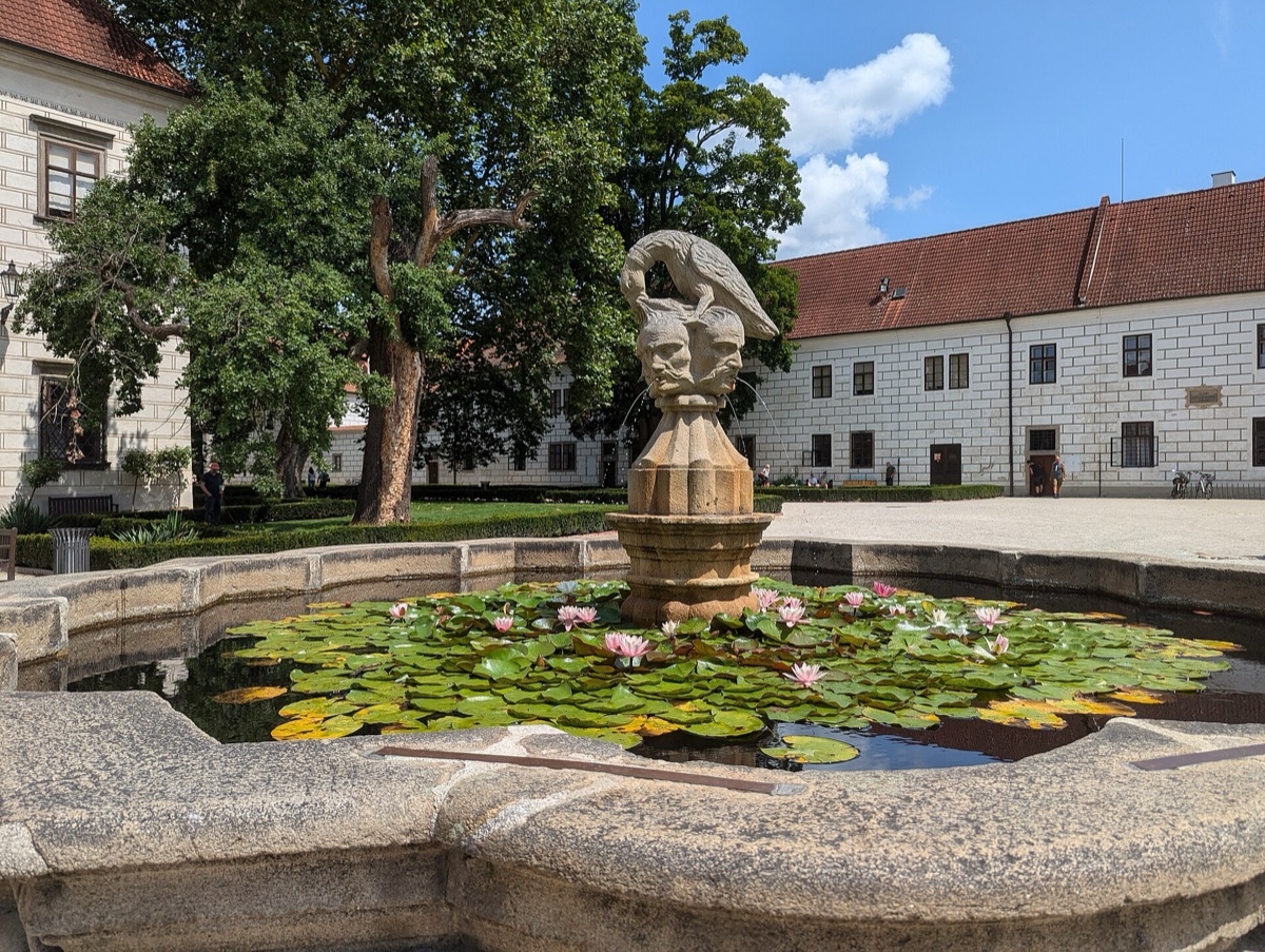 Nádvoří státního zámku Třeboň s kašnou