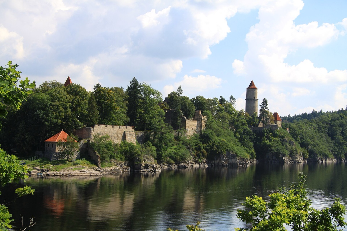 Hrad Zvíkov na ostrohu nad soutokem Vltavy a Otavy