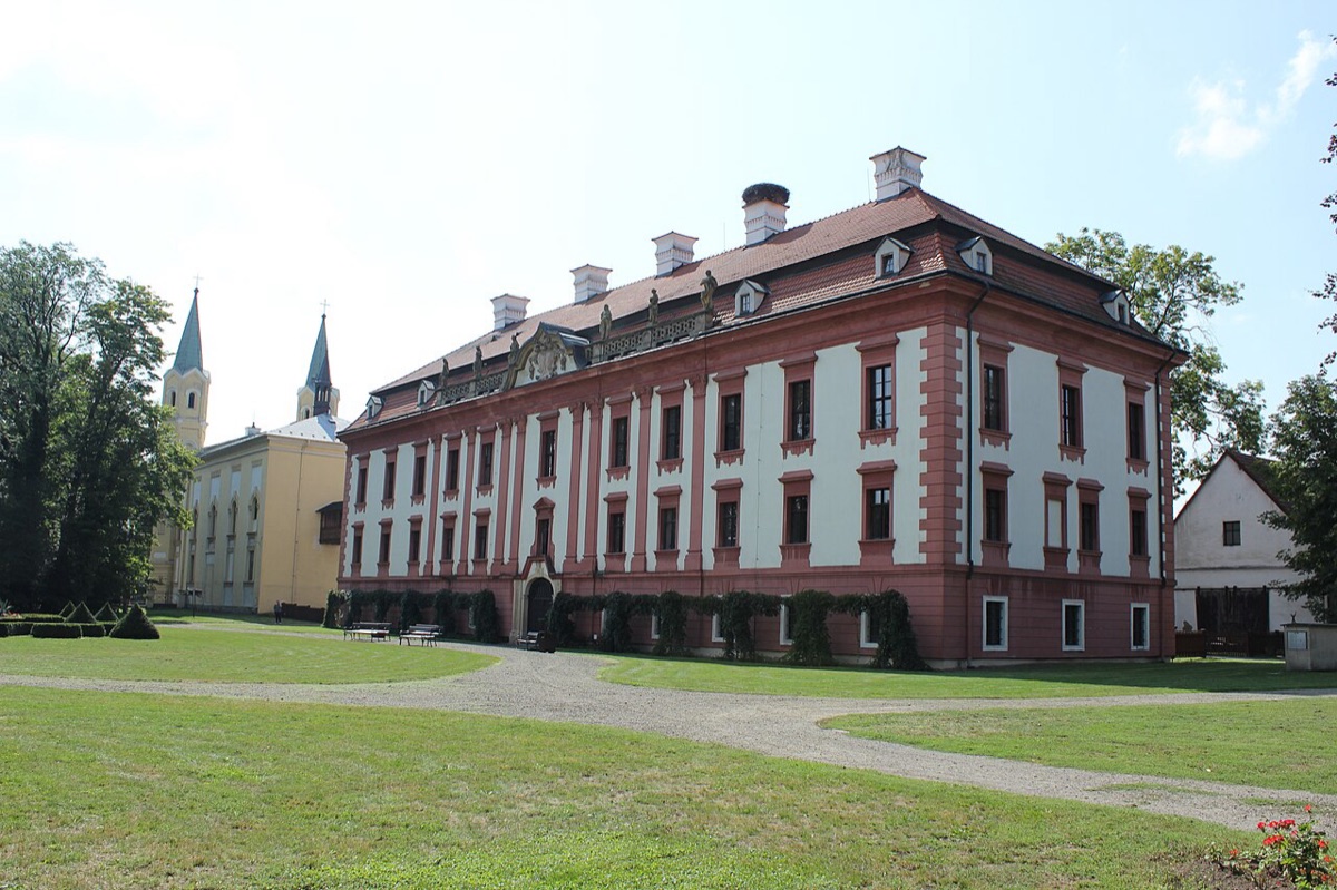 Barokní zámek Kunín, celkový pohled na průčelí