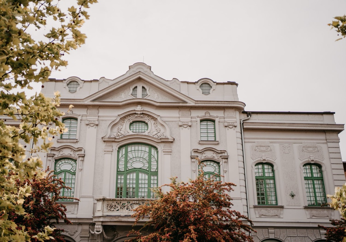 Historické průčelí hotelu Pod Zeleným dubem ve Starém Bohumíně