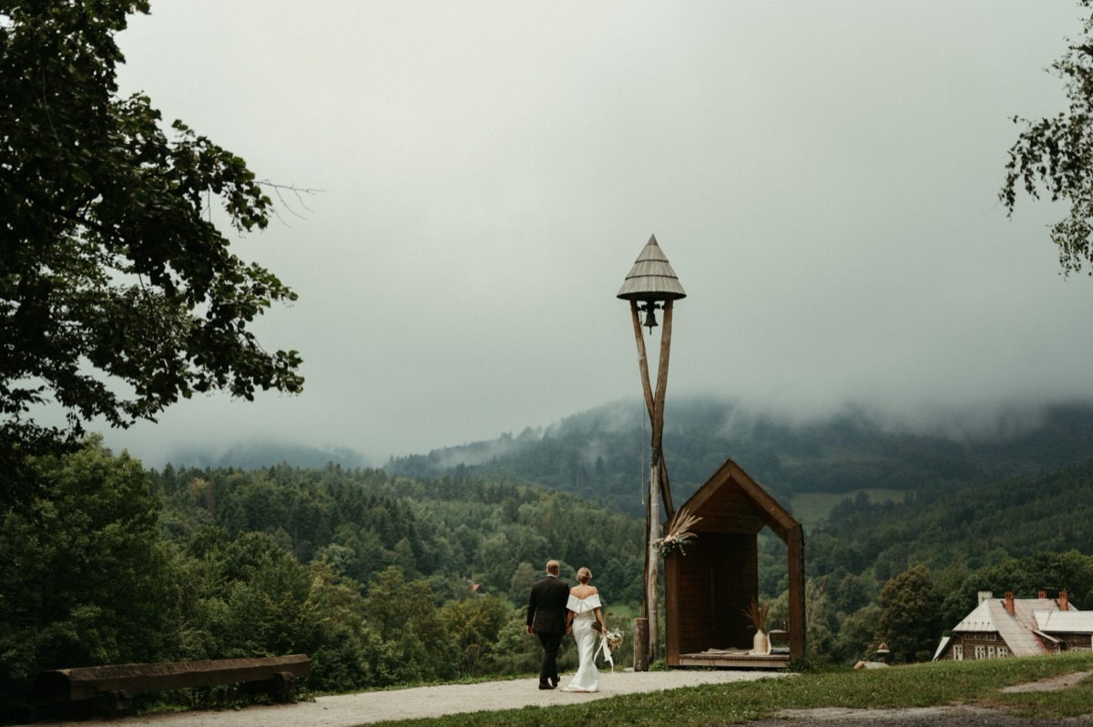 Zvonička Strážkyně Beskyd nad Rekovicemi v mlze