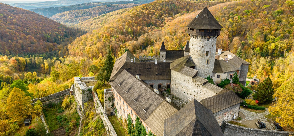 Hrad Sovinec nad zalesněnými kopci Nízkého Jeseníku