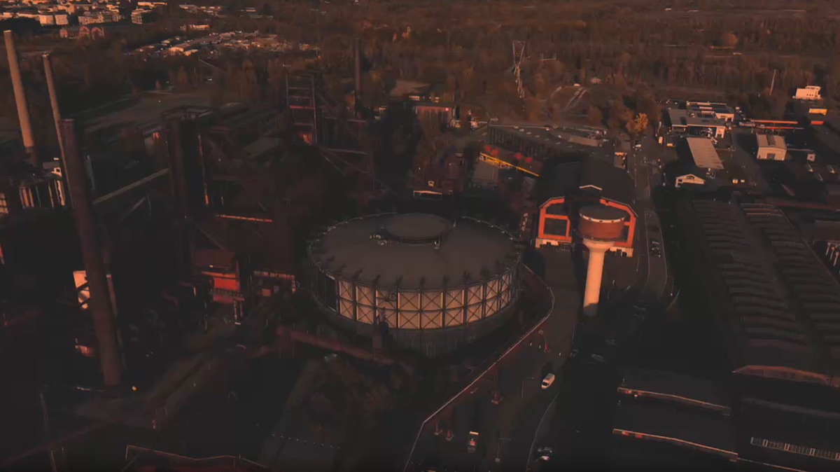 Noční pohled na vysokou pec a Bolt Tower v Dolní oblasti Vítkovice