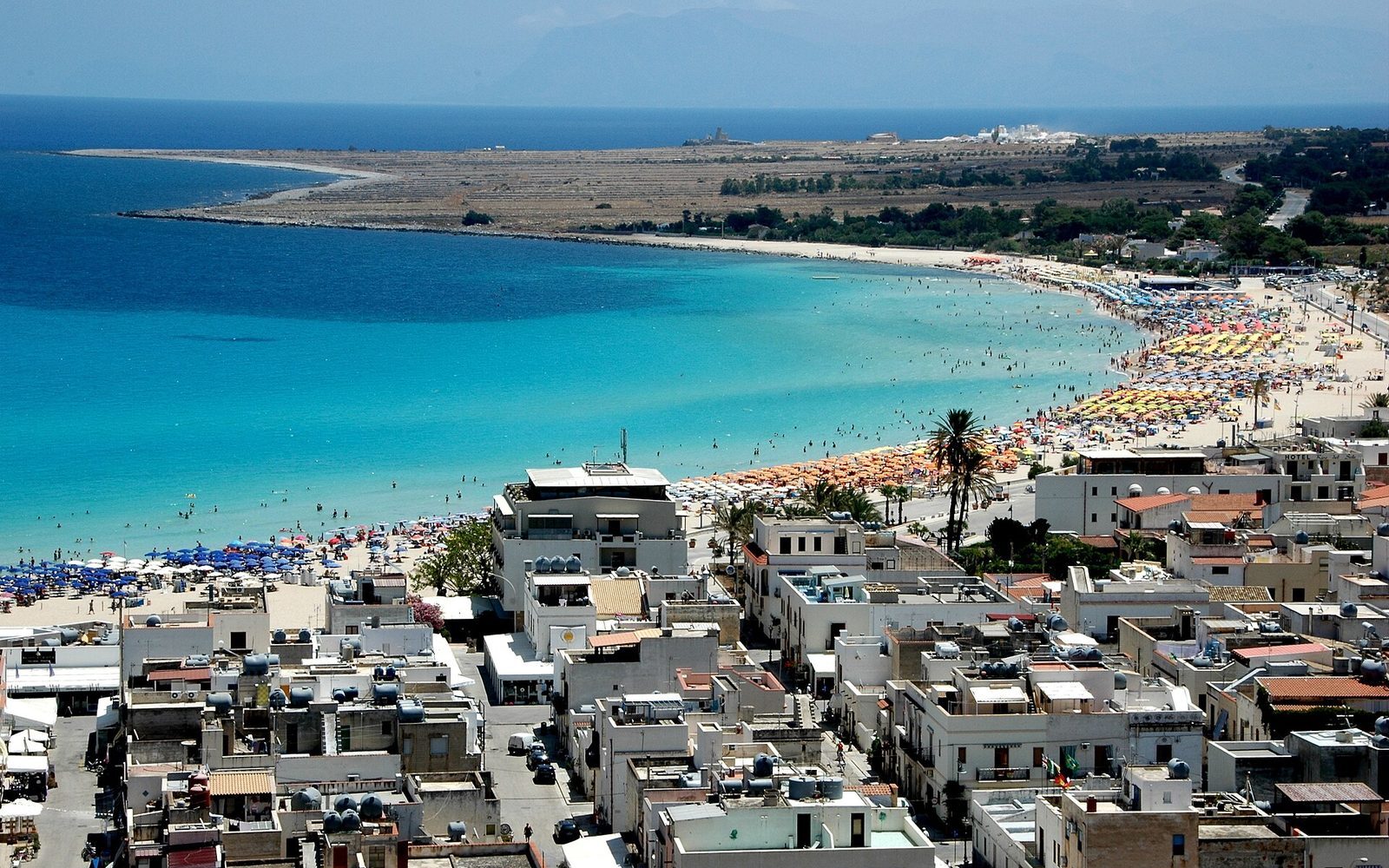 Záliv a tyrkysové moře u San Vito Lo Capo na Sicílii