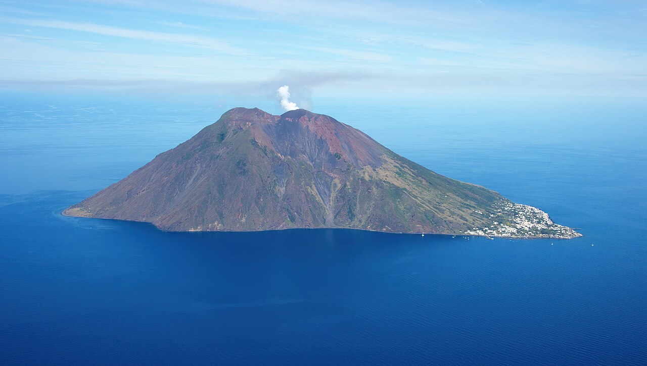 Ostrov a sopka Stromboli s kouřícím vrcholem