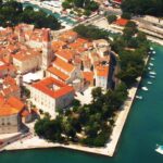 Letecký pohled na historické jádro Trogiru na ostrůvku s věží katedrály svatého Vavřince